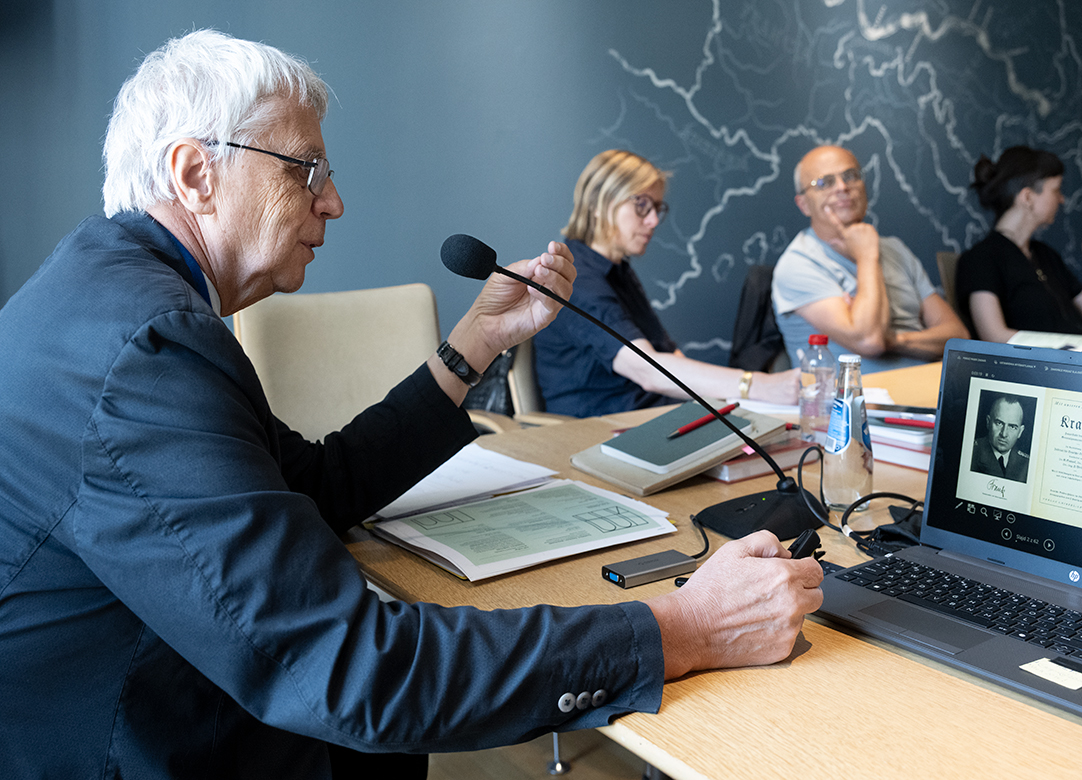 Warsztaty poświęcone kłopotliwemu dziedzictwu w MCK, na zdjęciu osoby uczestniczące w spotkaniu, między innymi profesor Jacek Purchla.