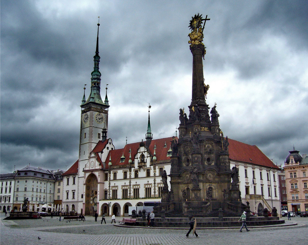 Ratusz w Ołomuńcu z niszą orloja i barokowa kolumna Trójcy Świętej licząca 35 metrów, co czyni ją najwyższą wolno stojącą rzeźbą na świecie. 