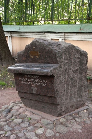 Odsłonięta w 2010 roku symboliczna mogiła Marii Szymanowskiej na Nekropolii Mistrzów Sztuki, obok ławry Aleksandra Newskiego.