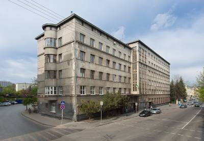Budynek przy ulicy Zielonej we Lwowie, siedziba Zakładu Ubezpieczeń Społecznych i zakładów medycznych.