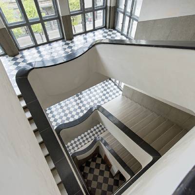 Budynek przy ulicy Zielonej we Lwowie, siedziba Zakładu Ubezpieczeń Społecznych i zakładów medycznych - klatka schodowa, na podłodze czarno-białe płytki.