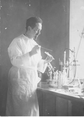 Rudolf Weigl – zoolog i bakteriolog, profesor Uniwersytetu Lwowskiego, członek Polskiej Akademii Umiejętności w laboratorium podczas pracy. Lata 30-te XX wieku.
