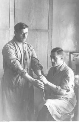 Uniwersytet Jana Kazimierza we Lwowie. Instytut prof. Rudolfa Weigla. Laboranci podczas karmienia zakażonych wszy w pracowni badań nad durem plamistym. 1930.