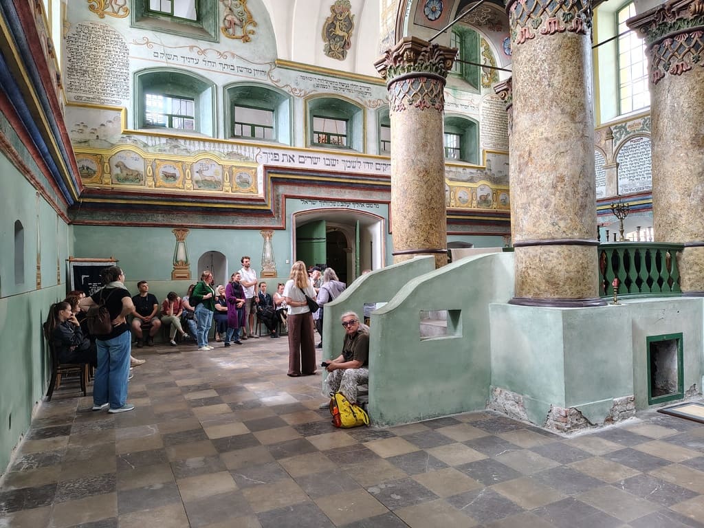 Uczestnicy AD we wnętrzu Synagogi w Łańcucie. 