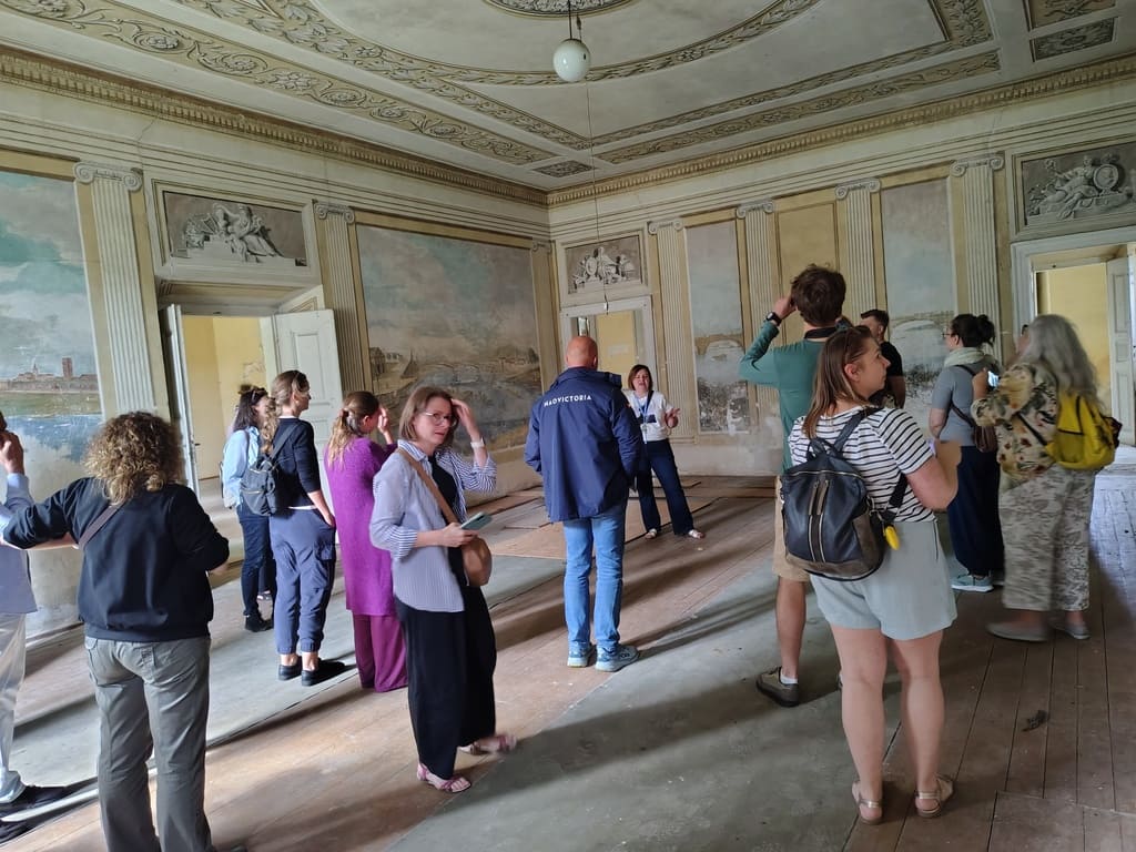 Dwór Stadnickich w Rożnowie. Uczestnicy  AD zwiedzają wnętrze.
