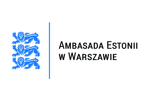 Logo Ambasady Estonii w Warszawie na białym tle. Po lewej stronie znajdują się trzy niebieskie heraldyczne lwy ułożone jeden pod drugim, oddzielone pionową niebieską linią od czarnego napisu Ambasada Estonii w Warszawie.