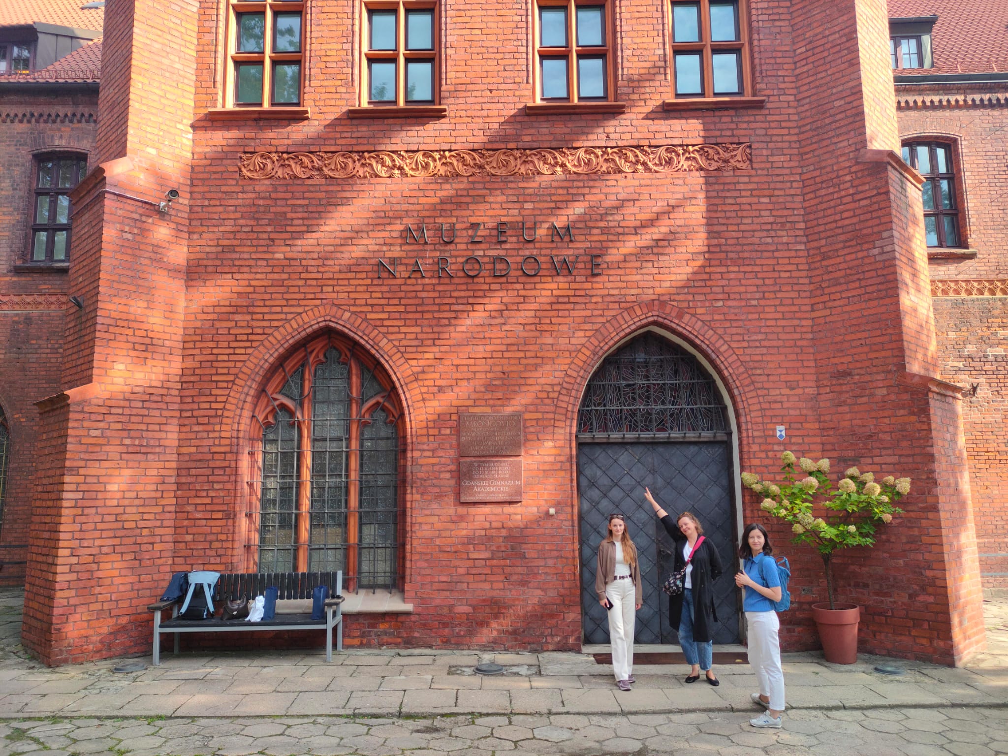 Członkowie zespołu MCK przed Muzeum Narodowym w Gdańsku.