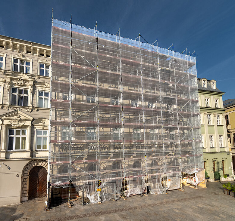 Zdjęcie Kamienicy Pod Kruki z rusztowaniem - remont elewacji